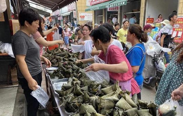 金钱纷扰：梦见借钱带来的经济与人际困惑